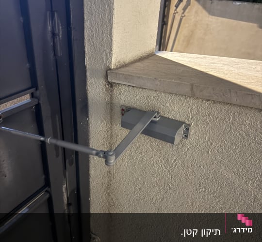 דלת עם מנגנון סגירה אוטומטי מותקן
